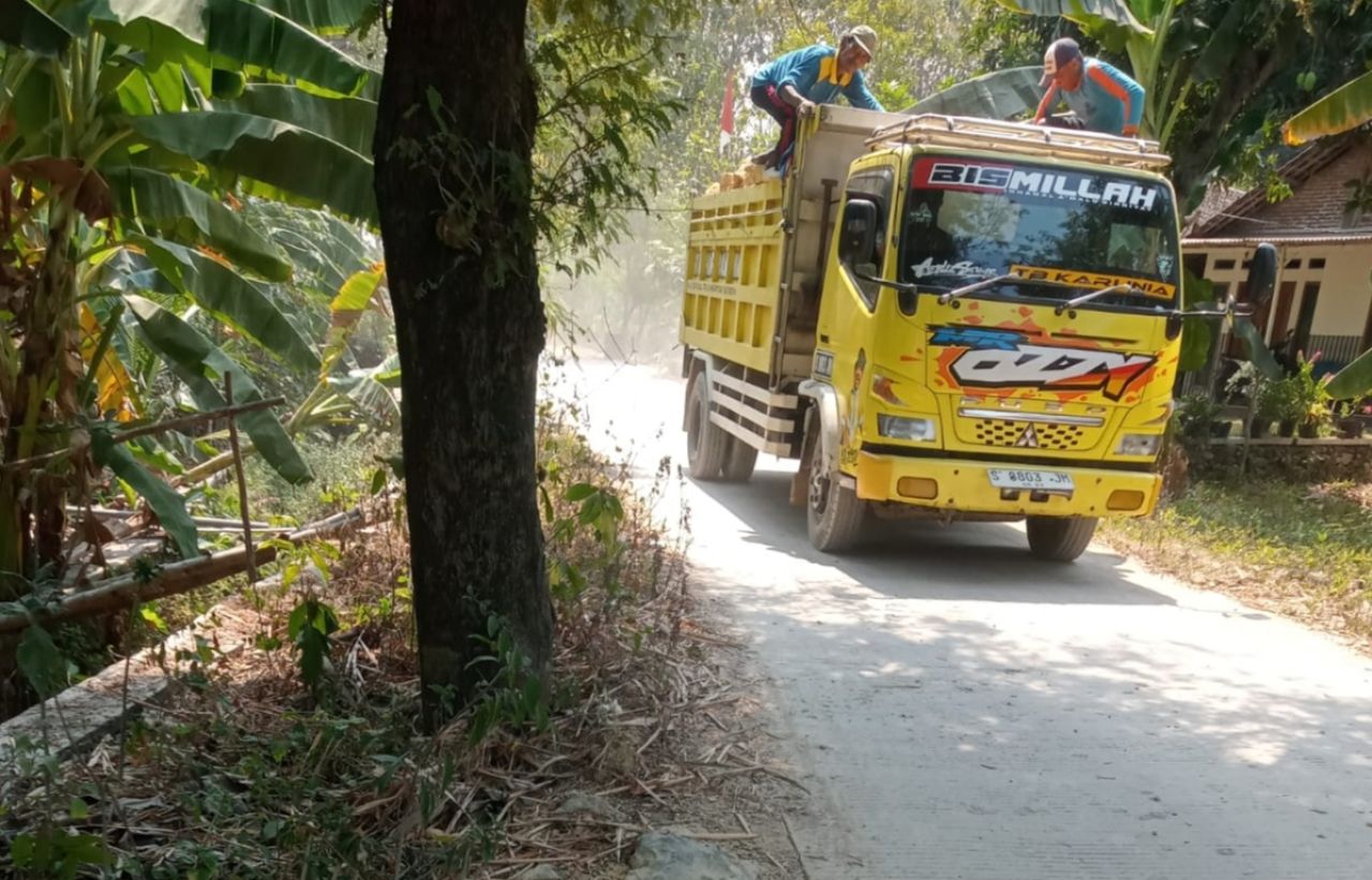 Truk pengangkut tambang di Desa Mantup