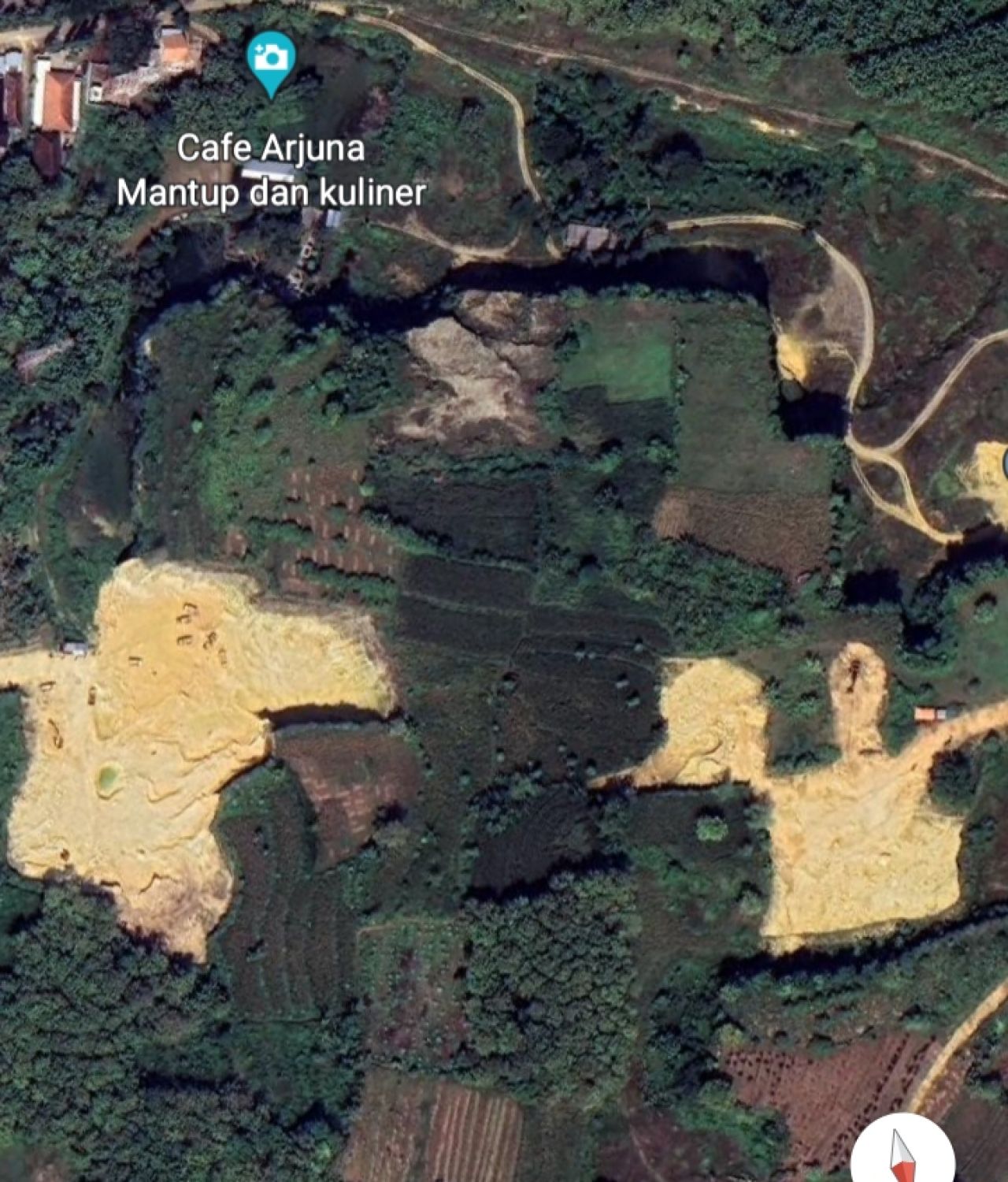 Tampak lahan digundul oleh penambang di Desa Mantup