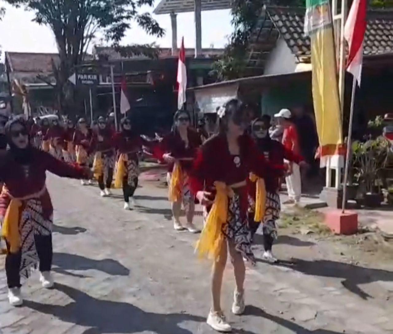 Peserta karnaval di Desa Krikilan