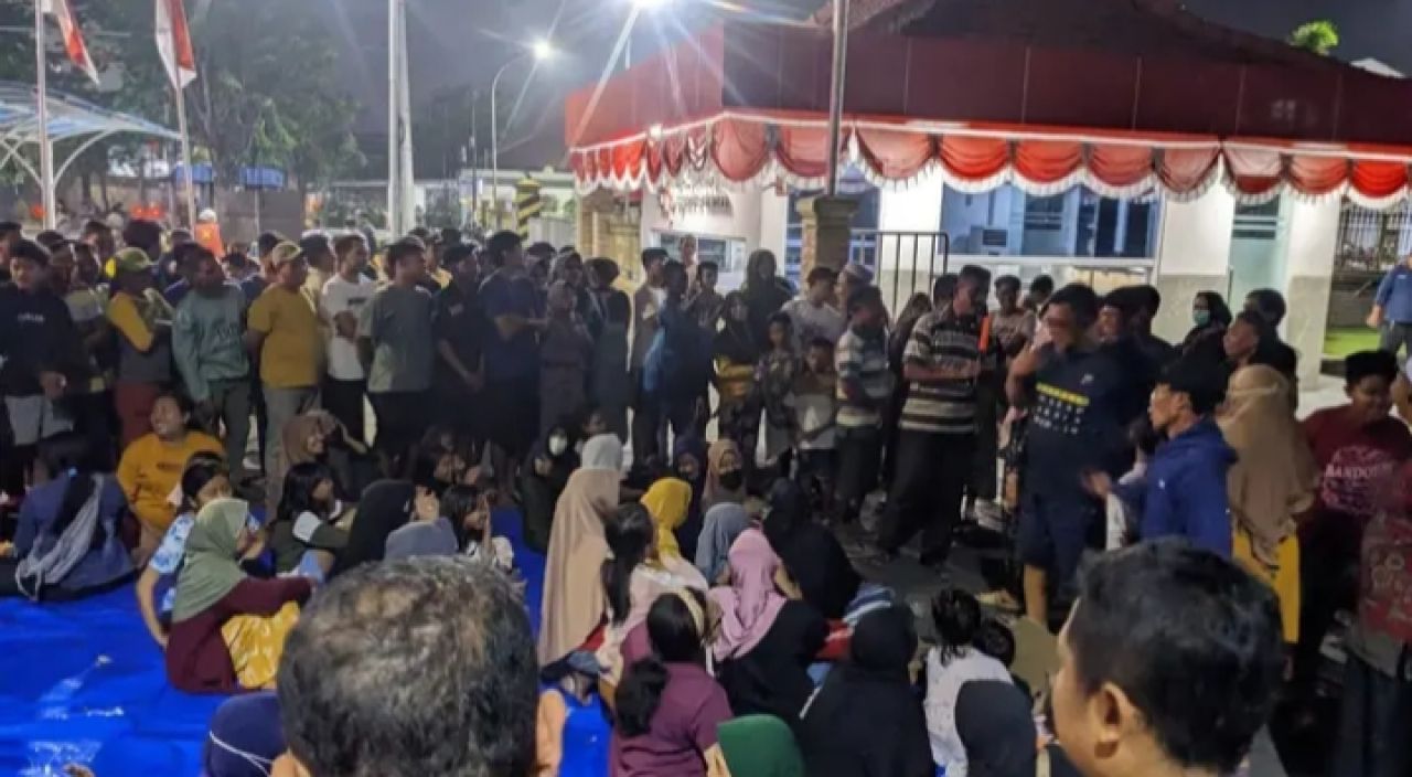 Warga demo di depan pabrik Miwon