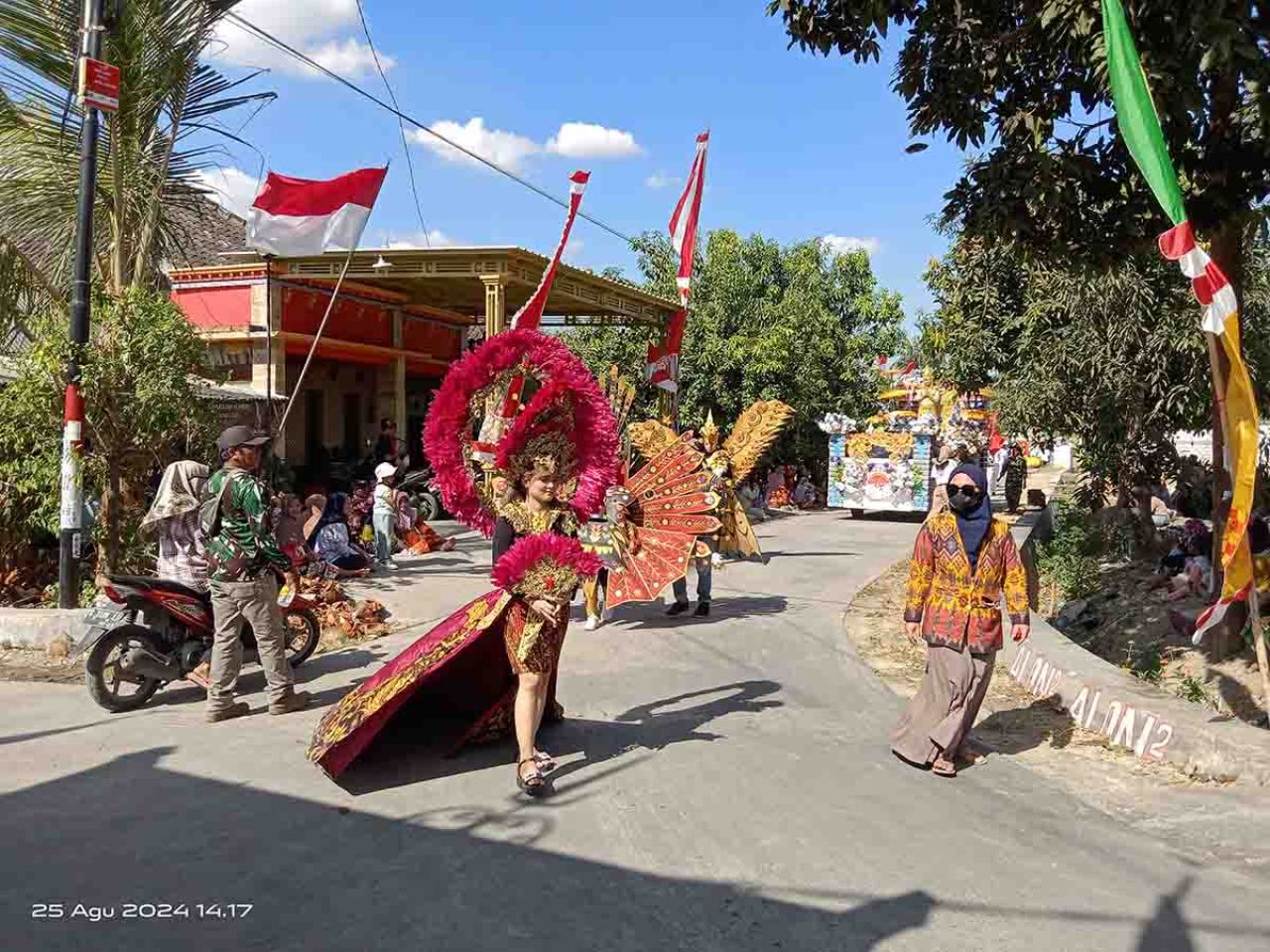 Peserta Karnaval di Desa Lopang
