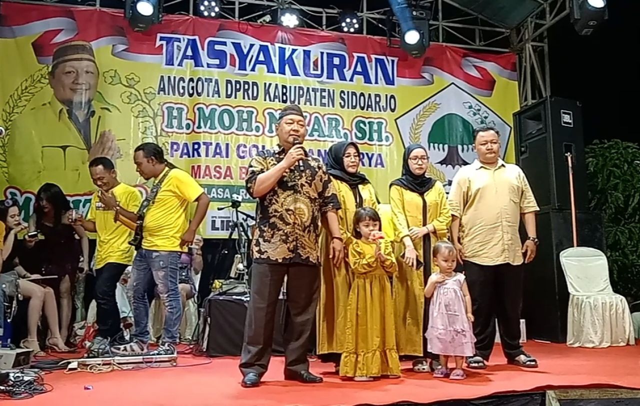 M Nizar didampingi keluarganya saat sambutan di acara tasyakuran