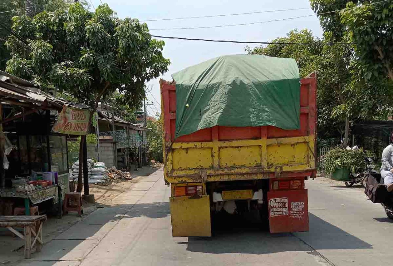 Truk pengangkut tanah tambang dari Desa Menunggal
