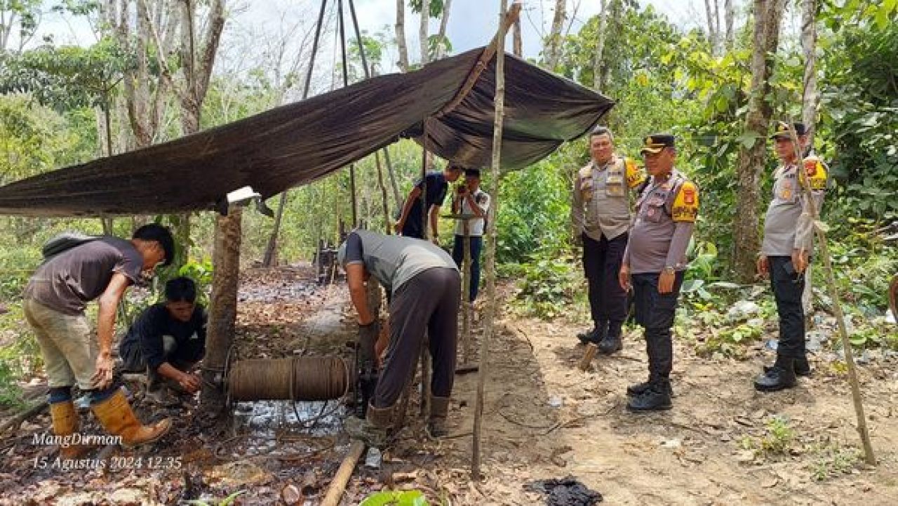 Penutupan sumur minyak ilegal