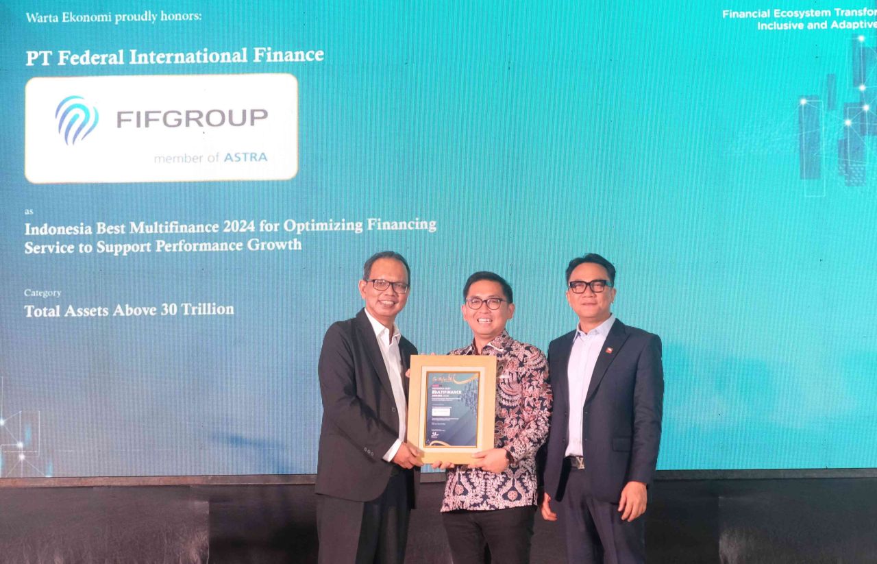 FIFGROUP memperoleh predikat sebagai Indonesia Best Multifinance 2024 for Optimizing Financing Service to Support Performance Growth