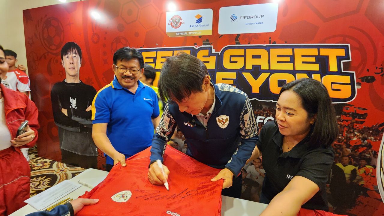 Sesi pemberian tanda tangan untuk jersey Timnas Sepak Bola Indonesia  oleh STY.