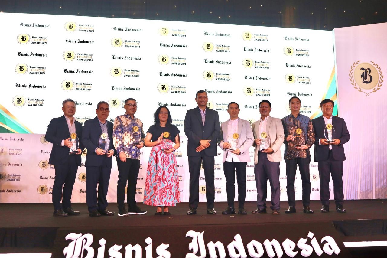 Sesi foto bersama para pelaku industri di sektor financial yang meraih penghargaan dalam ajang Bisnis Indonesia Financial Award (BIFA) 2024
