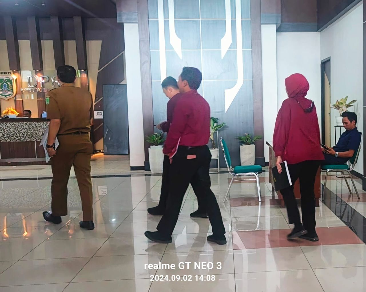 Terlihat beberapa karyawan bank mondar-mandir memberikan blangko pengajuan pinjaman ke sejumlah anggota DPRD Kabupaten Pasuruan terpilih