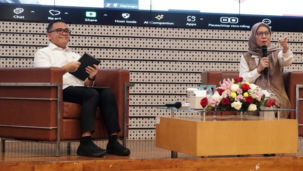 Menteri Pendayagunaan Aparatur Sipil Negara dan Reformasi Birokrasi (PAN-RB) Abdullah Azwar Anas SPd SS MSi (kiri) dan Direktur SDMO ITS Prof Dr Ir Sri Gunani Partiwi MT (kanan)