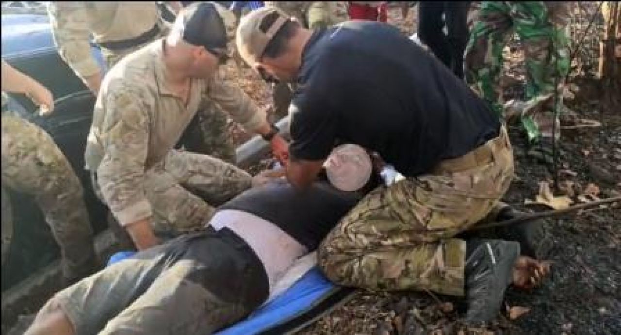 Evakuasi salah seorang warga yang mengalami kecelakaan tunggal di Jalan Raya Banyuwangi - Situbondo