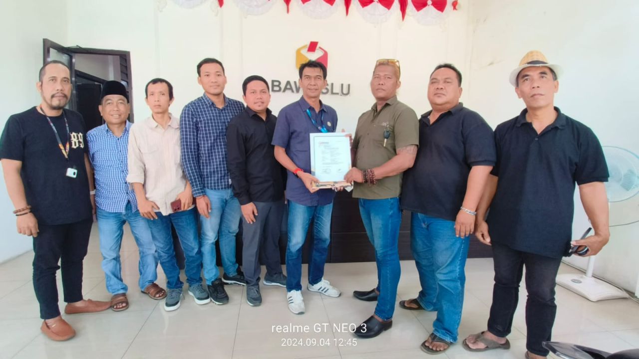 Lima LSM serahkan bukti dugaan pelanggaran ke Bawaslu Kabupaten Pasuruan.