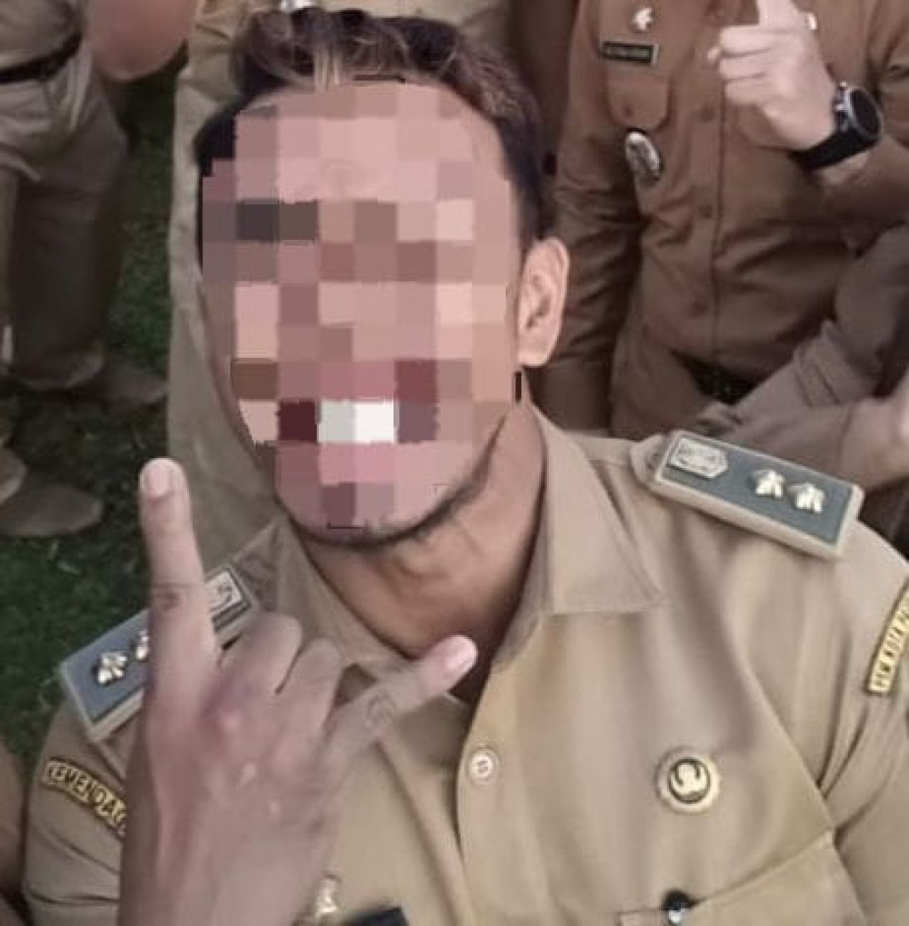 Oknum Lurah Diduga Pasangan kumpul kebo digerebek warga saat main kuda-kudaan