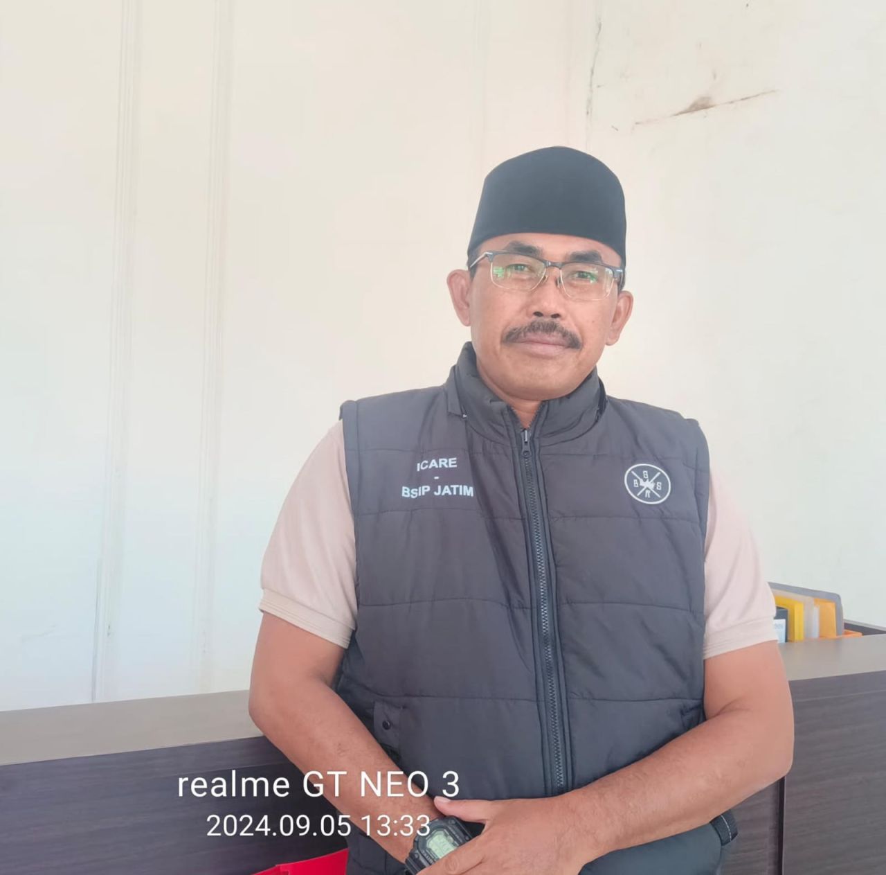 Hariono Kades Oro-Oro Ombo Kulon mendatangi kantor Bawaslu untuk memberikan klarifikasi