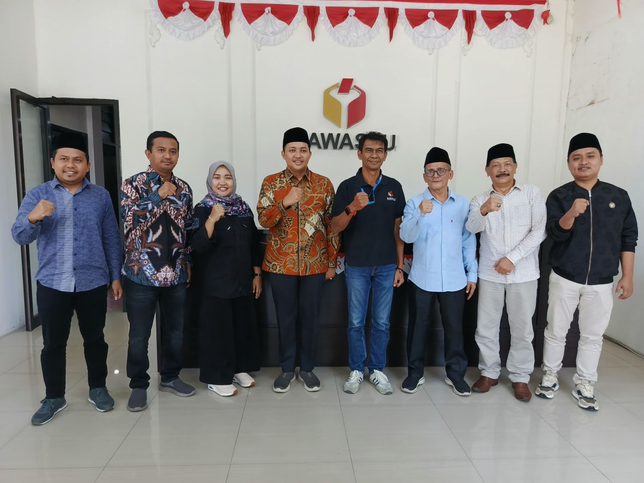 Pasangan Rusdi-Shobih bersama tim silahturahmi ke Bawaslu Kabupaten Pasuruan.