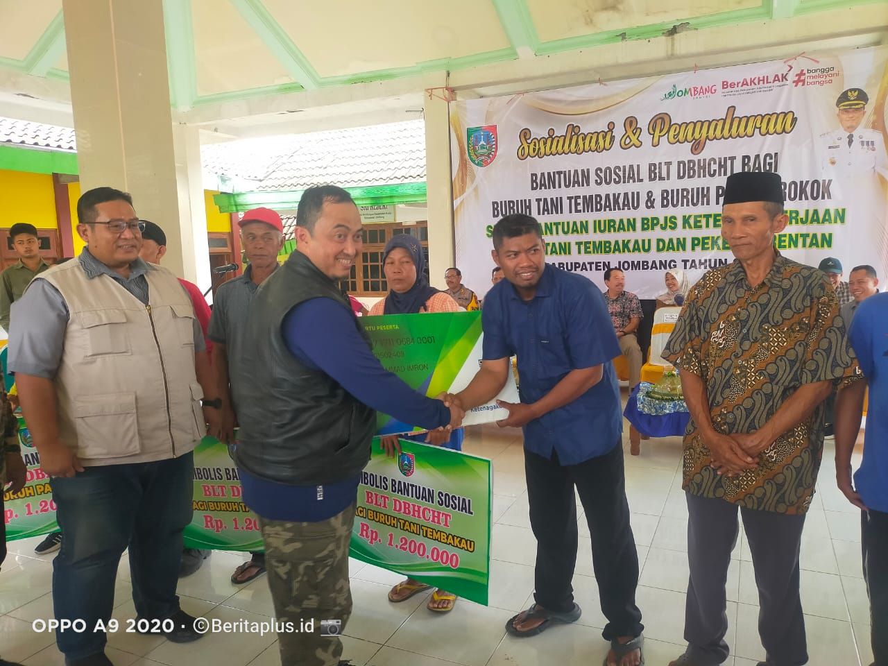 Dinsos  Jombang Gelar Sosialisasi Dan Penyaluran BanSos BLT DBHCHT di Pendopo Desa Bendungan