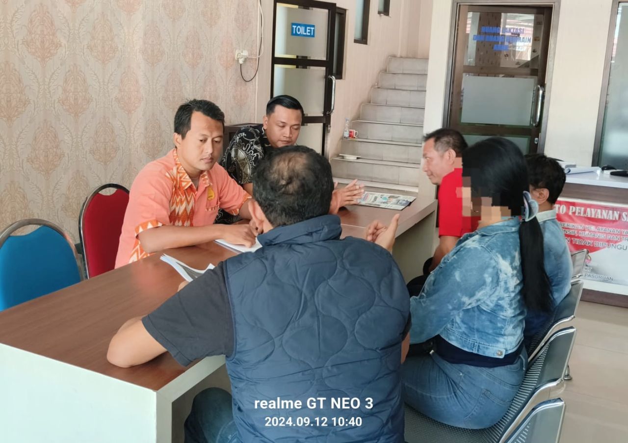 DW korban pelecehan dan penyebaran video syur didampingi Lujeng Sudarto Direktur PUSAKA ke Polisi