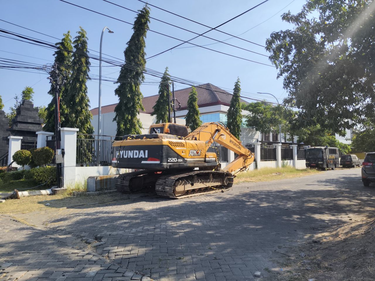 Excavator yang jadi alat bukti di depan Kantor Kejari Gresik