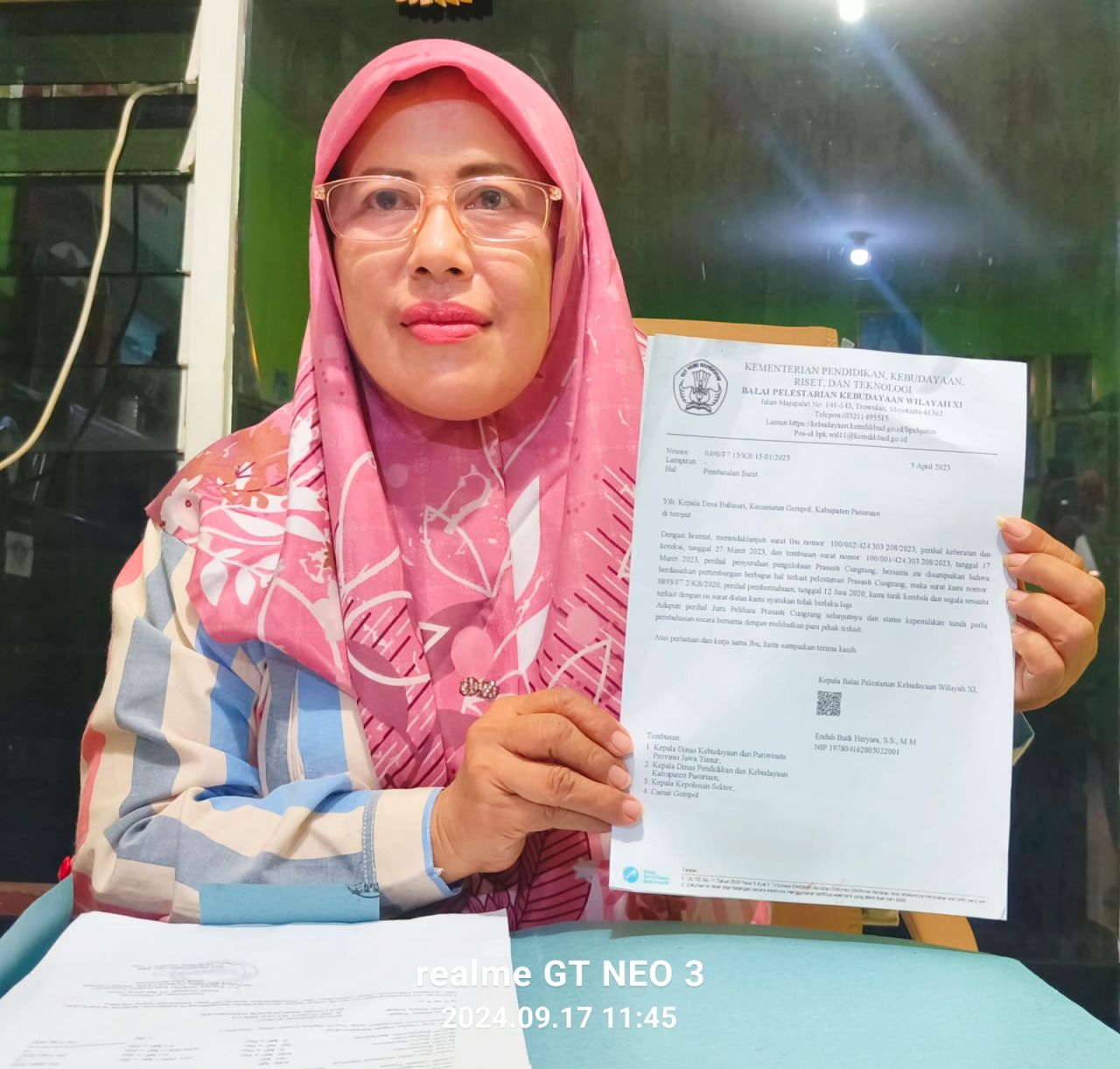 Siti Nurhayati Kades Bulusari menunjukan bukti bawah lahan yang diklaim tersebut masuk fasum