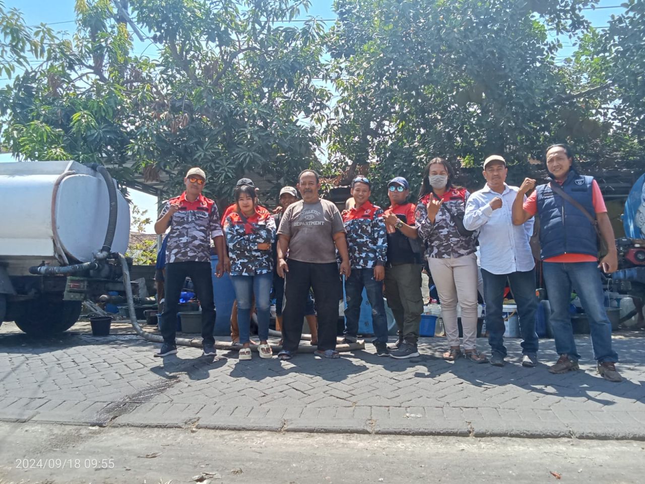 LSM GMAS DPD GRESIK SALURKAN BANTUAN AIR BERSIH KEPADA WARGA TERDAMPAK KEKERINGAN