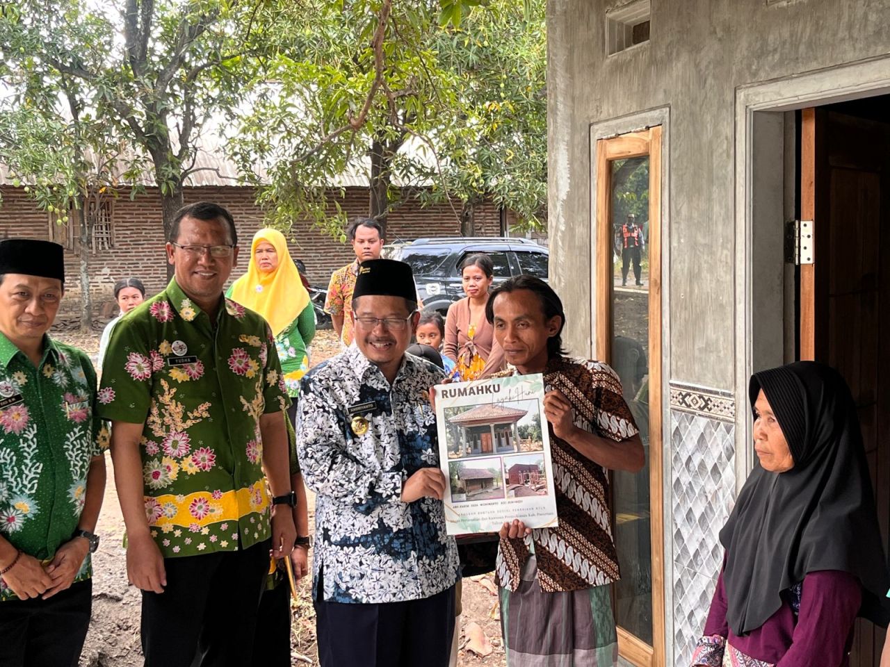 PJ Bupati Pasuruan Andriyanto memberikan bantuan bantuan RTLH dan Jamban sehat kepada masyarakat kurang mampu