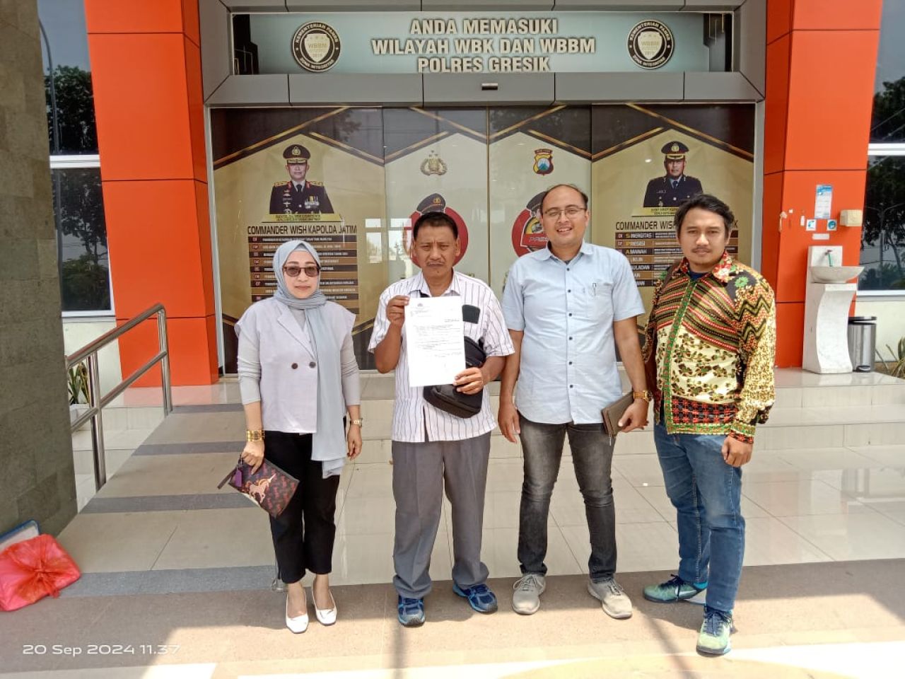 Sujiadi (kedua dari kiri) bersama Kuasa Hukumnya