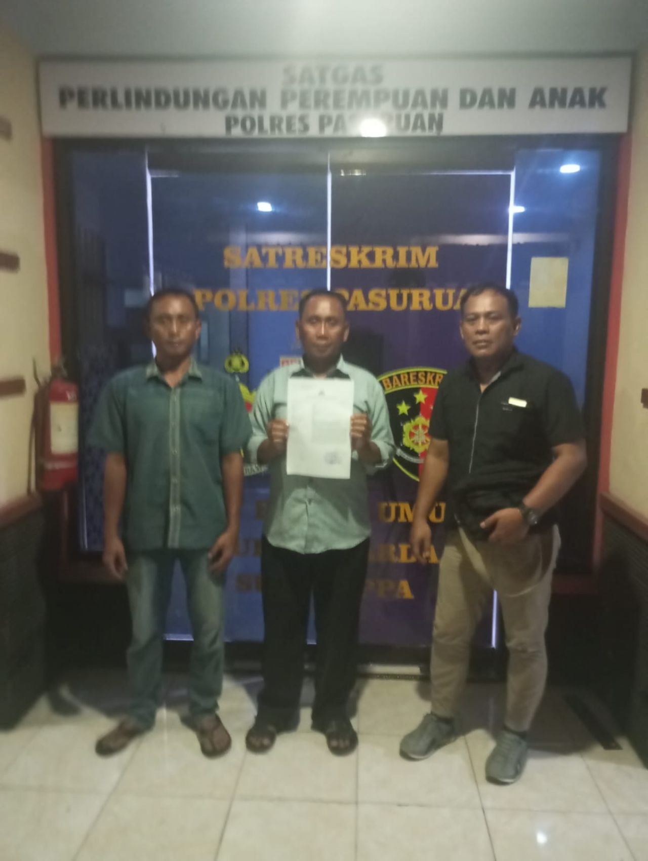 Jumali didampingi pengacaranya Eko R Handoko usai melaporkan Kades Plintahan Danang ke Polisi