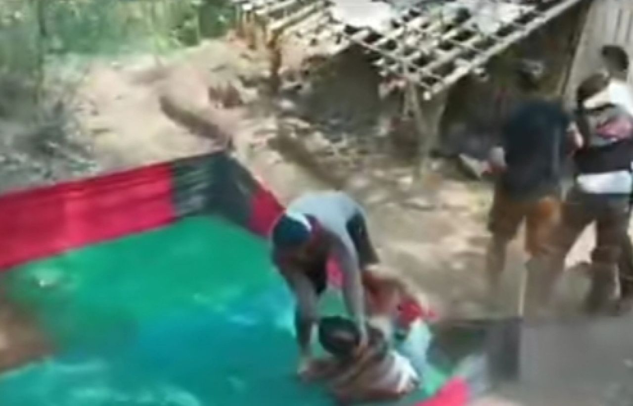 Penangkapan salah satu penjudi sabung ayam