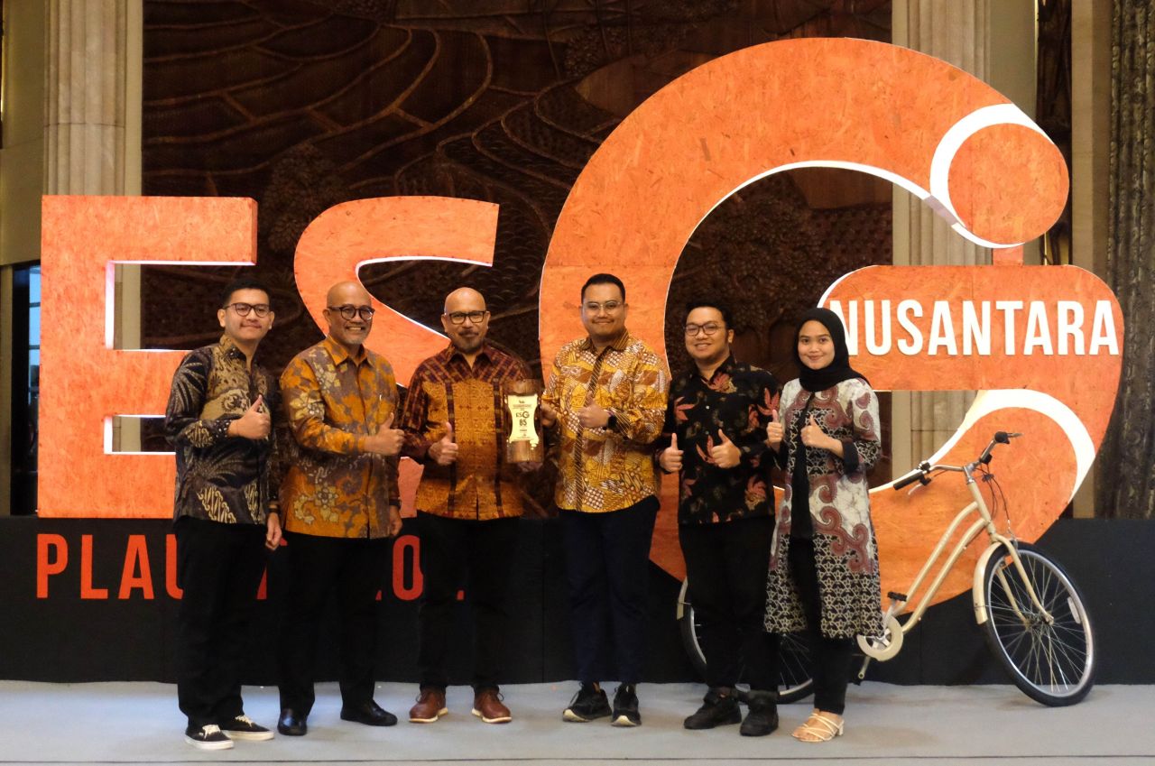 Environment, Health, Safety, Social Responsibility, and Sustainability Management (EHSSRSM) Department Head FIFGROUP, Charles DW Simaremare (keempat dari kiri)