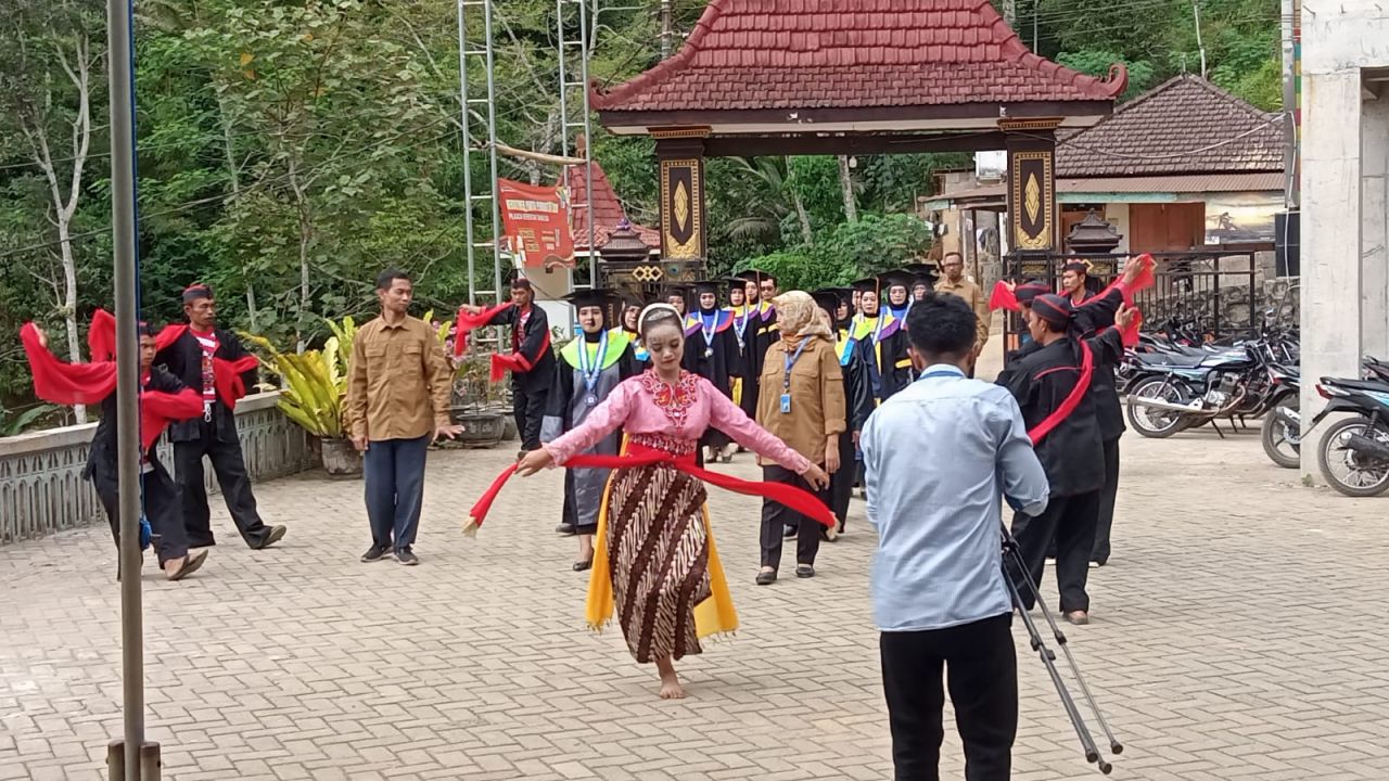 Atmojo Sardulo, Satrio Sardulo dan Gembong Simo sebutan penari Gambyong Mapak Duto Satrio Di aula Balai Desa Baosan kidul Kec. Ngrayun Kab. Ponorogo saat acara wisuda SOTH