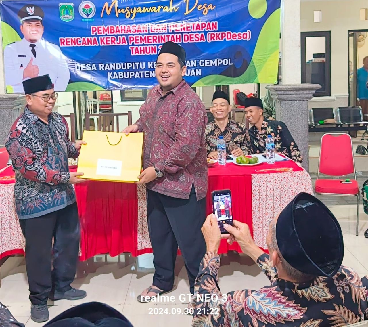 Kades Randupitu, M Fuad memberikan kenang-kenangan ke Camat Gempol Komari usai RKPDesa