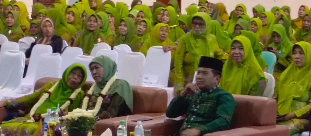 Calon Gubenur Jatim, Khofifah Indar Parawansa duduk sebelah Pj. Bupati Pasuruan, Nurkholis saat menghadiri pelantikan pimpinan PAC dan Anak Ranting Muslimat di GOR Raci