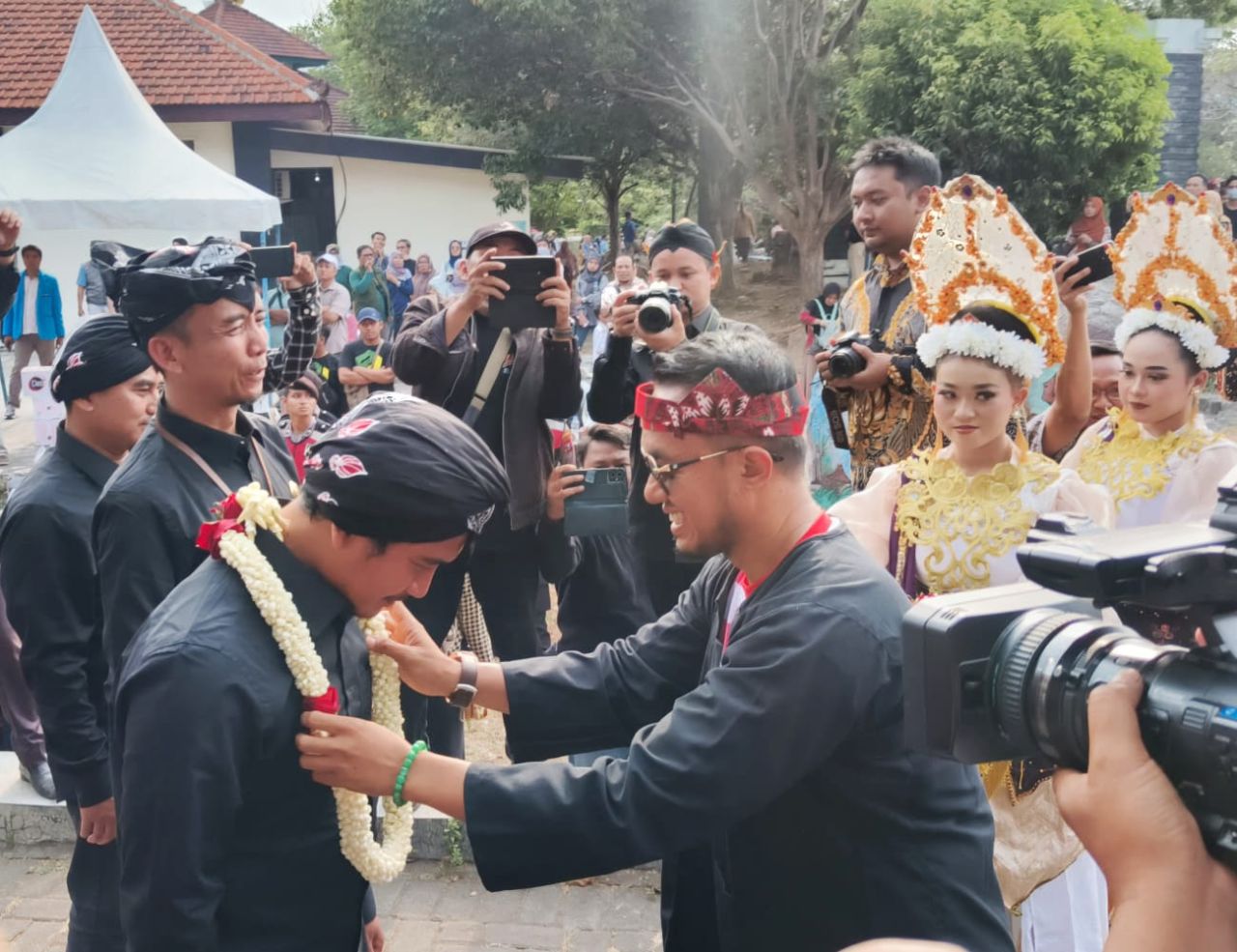 Ketua KPU Kabupaten Pasuruan, Ainul Yaqin menerima maskot kirap dari KPU Kota
