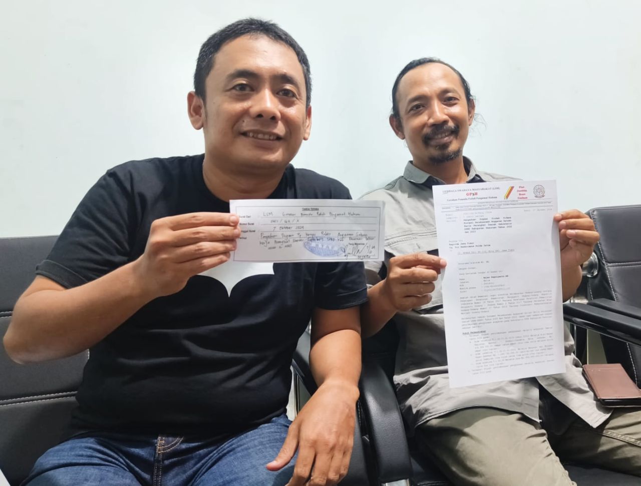 LSM GP3H menunjukkan bukti laporan dugaan korupsi di Sekwan DPRD Kabupaten Pasuruan