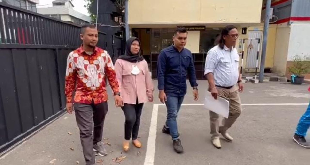 Arif Dwi Jayanto dan istrinya didampingi kuasa hukumnya
