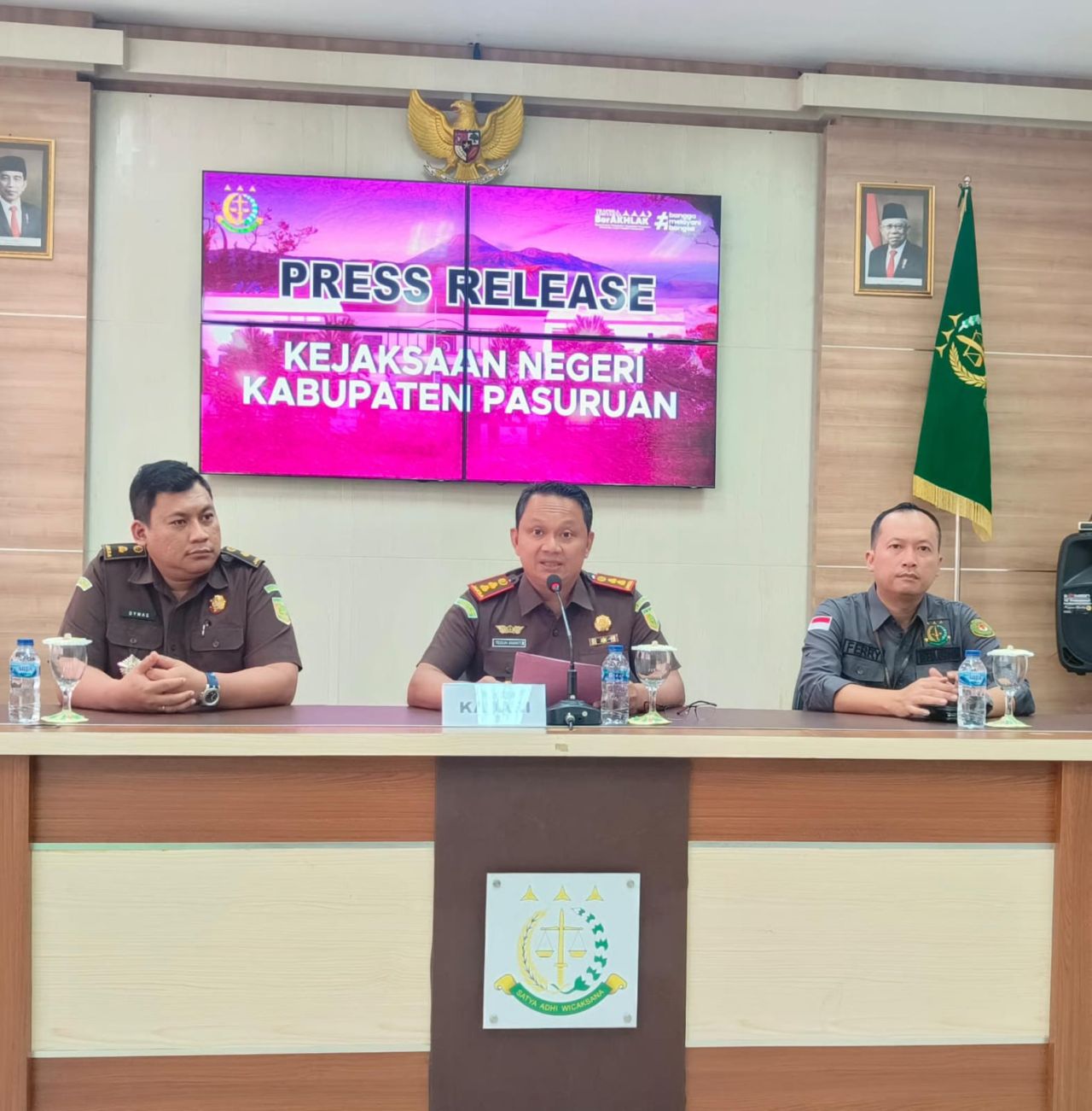 Teguh Ananto Kajari Kabupaten Pasuruan bersama Kasi Pidsus dan Kasin Intel saat gelar pres rilis