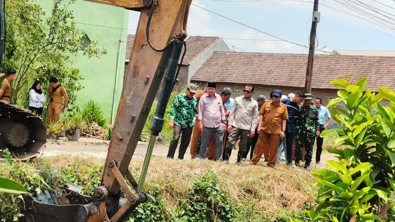 Ketua Komisi III DPRD Yusuf Daniel bersama Pj Bupati Pasuruan, Nurkholis meninjau lokasi normalisasi di Gempol
