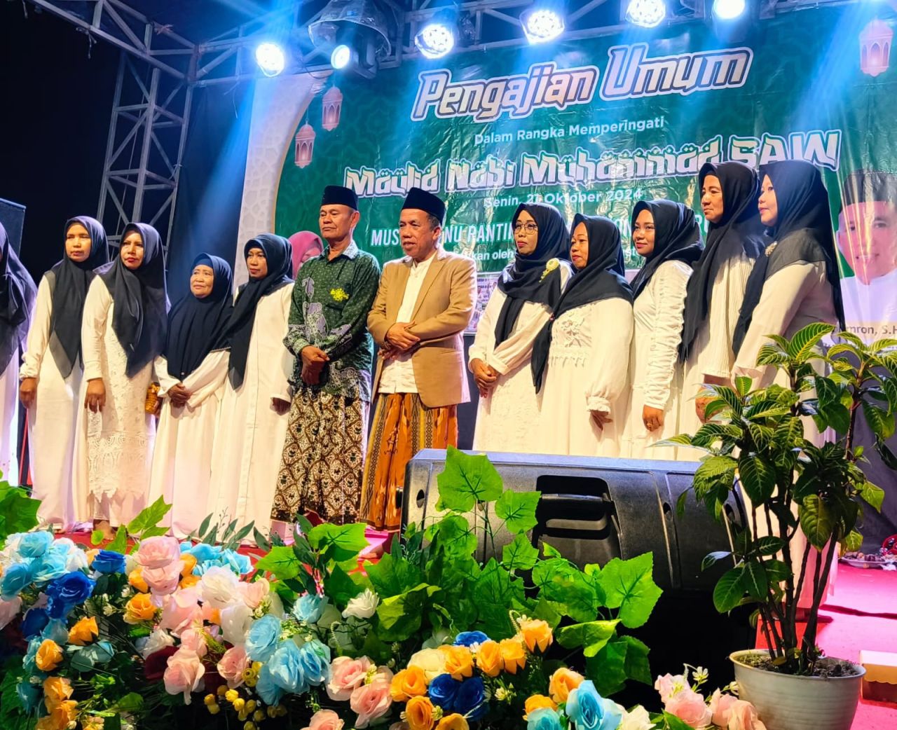 Calon Bupati Pasuruan KH Abdul Mujib Imron berpose bersama Kades Jeruk Purut H Slamet dan Muslimat