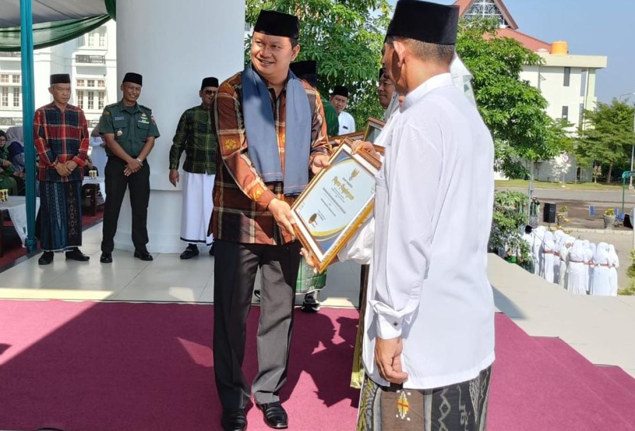 Pj Bupati Pasuruan Nurkholis serahkan penghargaan ASJ dan PJA ke para Kades