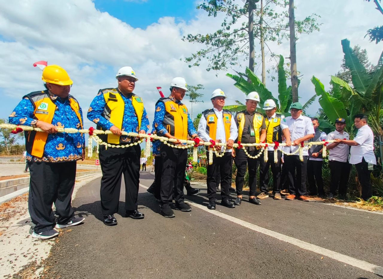 Pj Bupati Pasuruan, Nurkholis bersama sekda dan OPD terkait meresmikan ruas jalan menuju destinasi wisata AATP