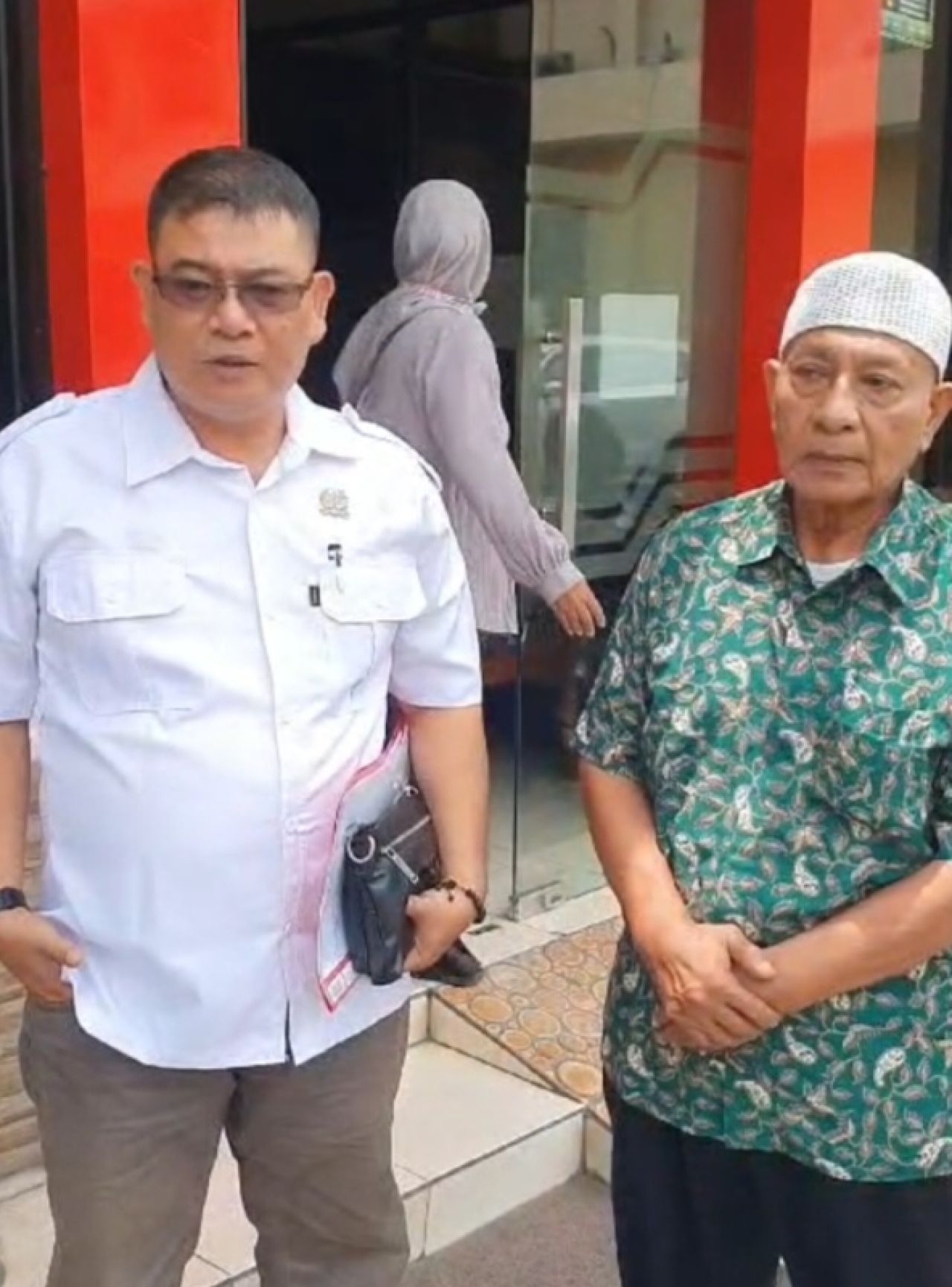 Advokat Samsul, SH, CPM saat dampingi korban.