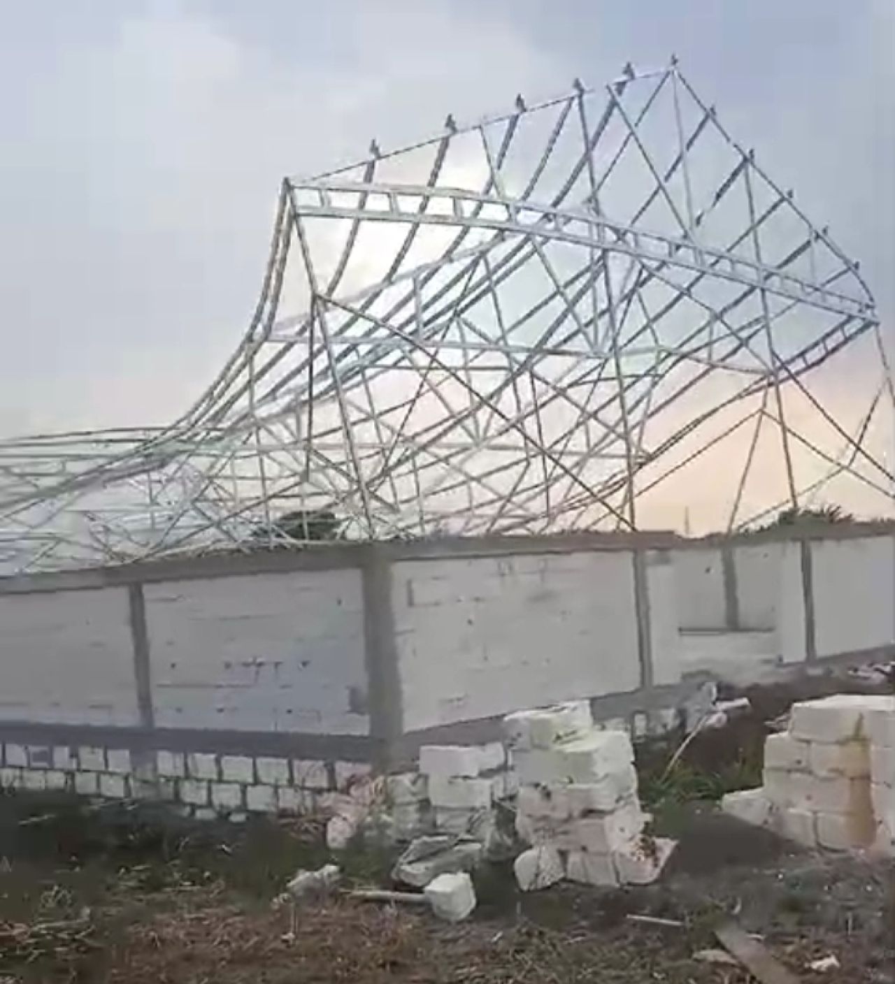 Atap bangunan Lumbung Pangan roboh