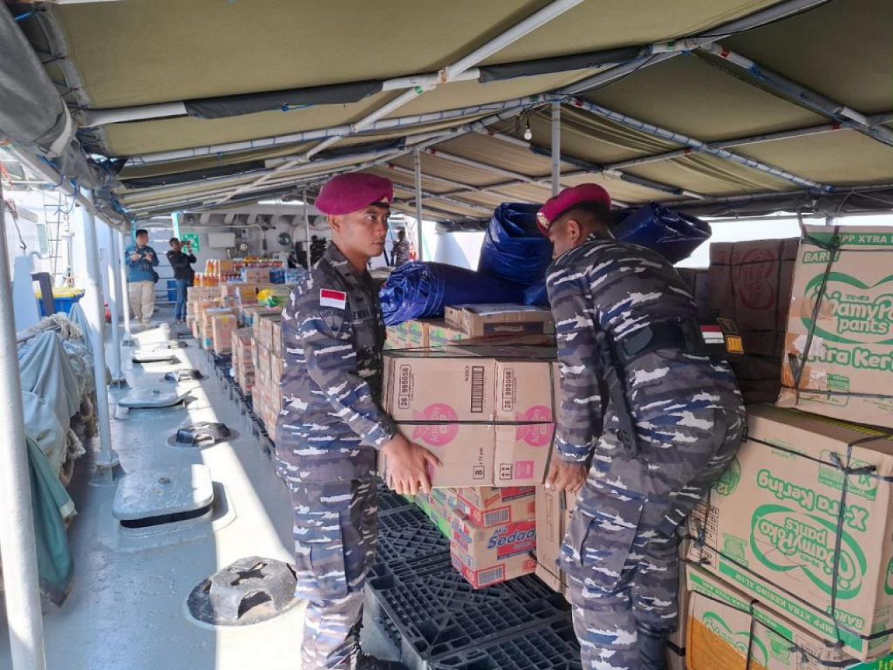 Satgas Kemanusian Yonmarhanlan VII Kupang Salurkan Bantuan Buat Korban Erupsi Gunung Lewotobi