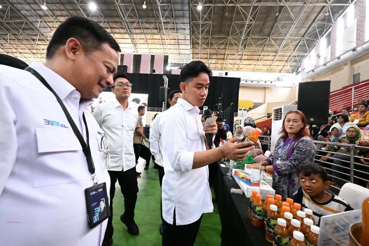 Wakil Presiden RI Gibran Rakabuming saat meninjau stand UMKM