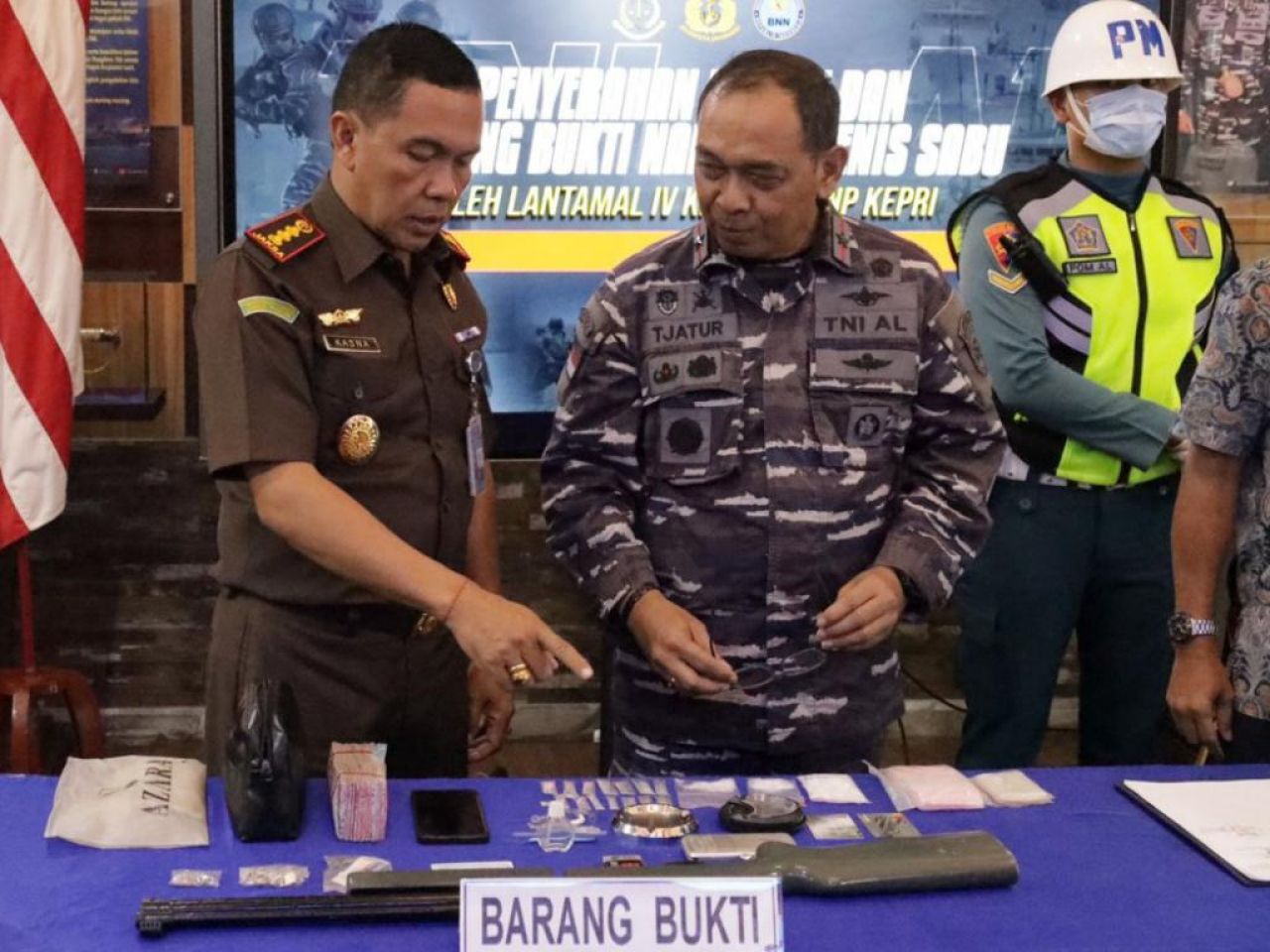 HEBAT!! TNI AL KEMBALI AMANKAN PELAKU PENGEDAR NARKOTIKA MELALUI LAUT DI KEPRI
