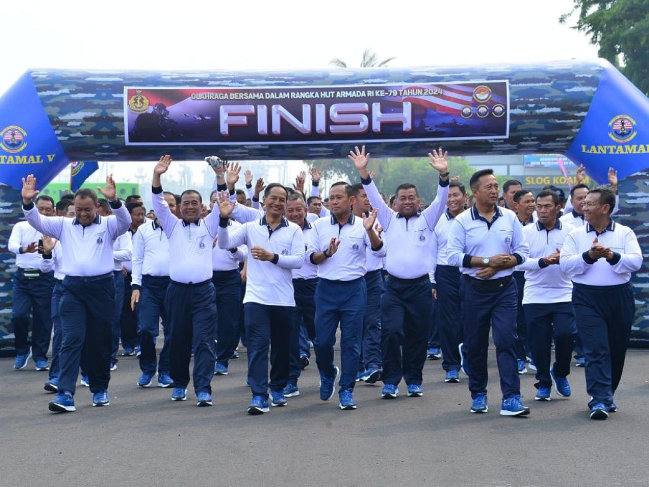 SAMBUT HARI ARMADA RI 2024, RIBUAN PRAJURIT DAN PNS TNI AL IKUTI OLAHRAGA BERSAMA DI KOARMADA II