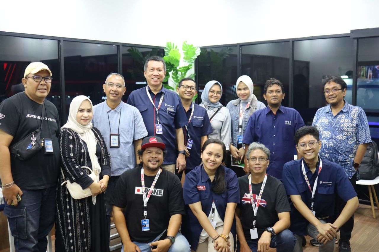 foto bersama para jurnalis dengan narasumber talkshow yakni New Motor Cycle (NMC) Financing Marketing Area Department Head FIFGROUP, Surianto (deretan atas, keempat dari kiri) dan moderator, Corporate Communication Department Head FIFGROUP, Robertus Benny