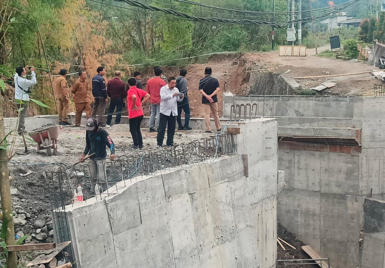 Komisi III DPRD Kabupaten Pasuruan sidak pekerjaan jembatan Bulukandang-Prigen