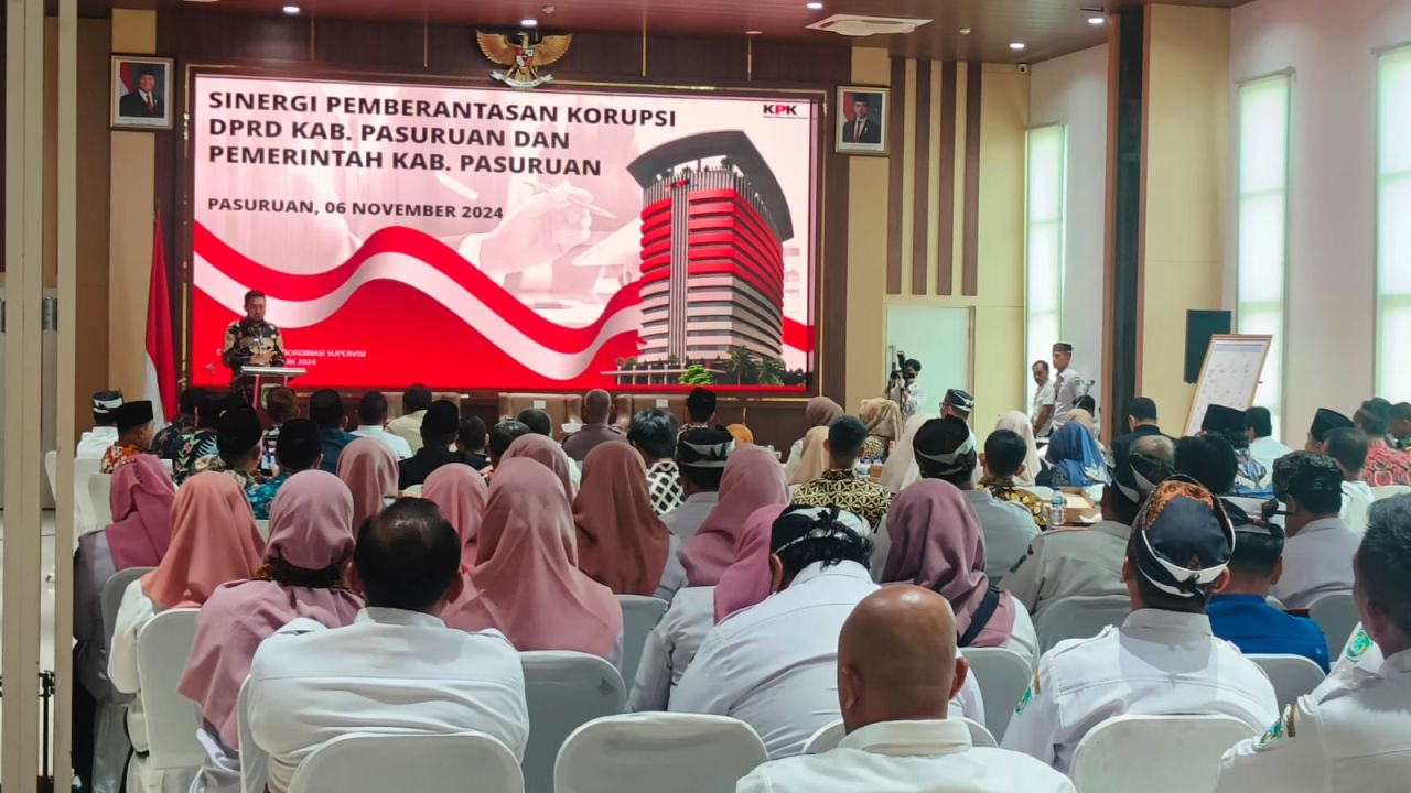 Petugas KPK memberikan pembinaan kepada eksekutif dan legislatif di gedung Maslahat Mpu Sindok