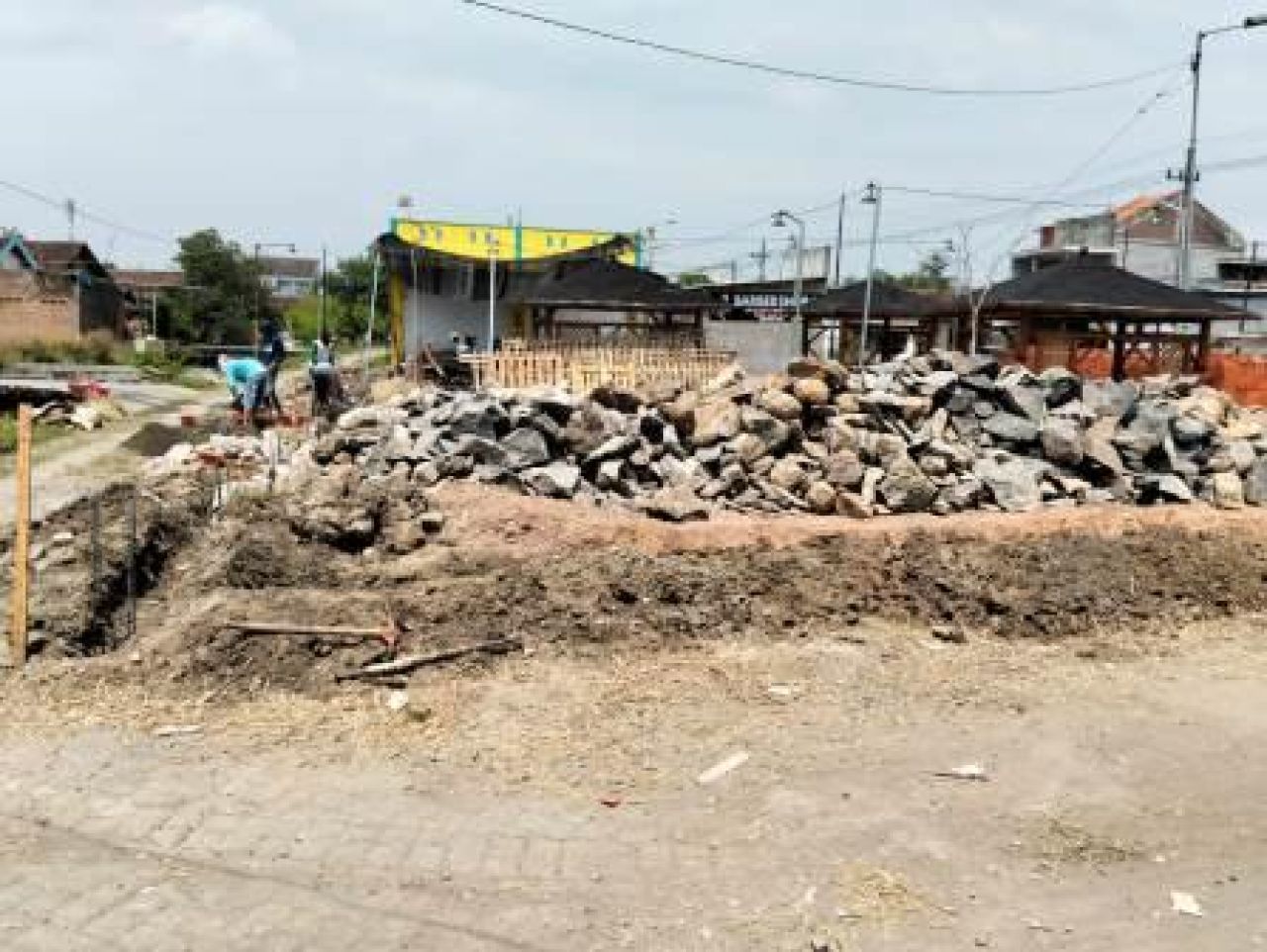 Proyek pembangunan tembok BUMDes di Desa Kepuhanyar