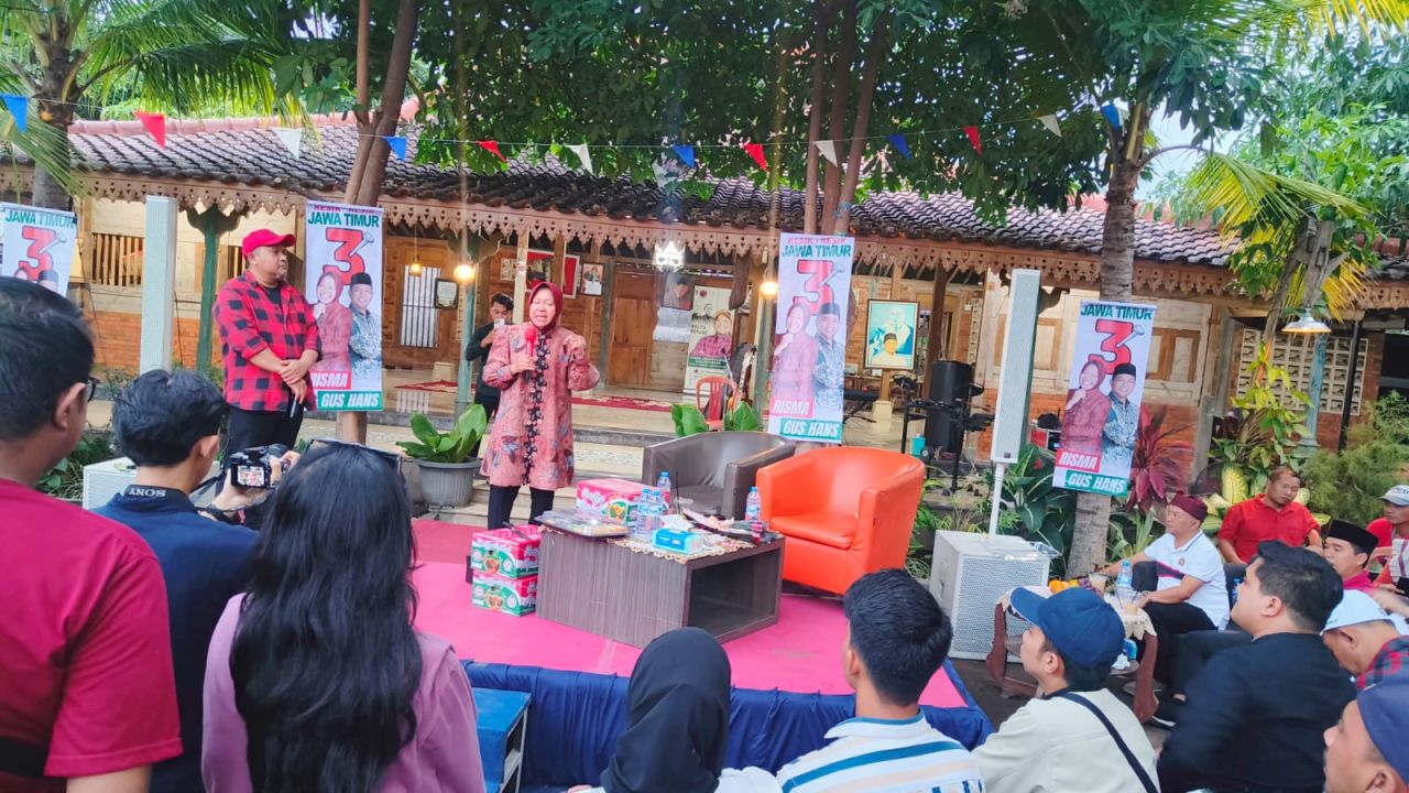 Cagub Jatim Tri Rismaharini (Risma) ketika menjawab salah satu pertanyaan dari peserta dalam acara dialog di pendopo Gotong-Royong Pandaan